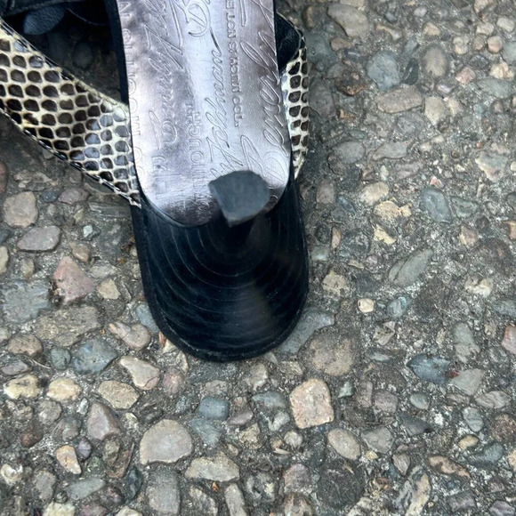 Beverly Feldman Snakeskin Black Rose Floral Thong Heeled Sandals Size 7 - Picture 8 of 9